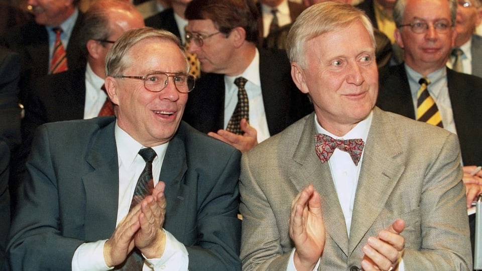 Christoph Blocher (links) und sein Freund Martin Ebner an einer Aktionsversammlung im Jahr 1999.