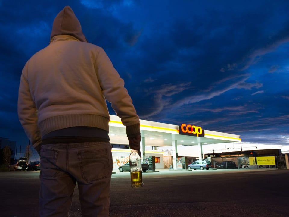 Jugendlicher vor einer Tankstelle