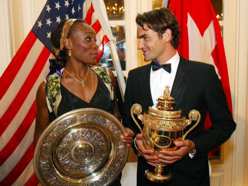Roger Federer und Venus Williams mit dem Pokal 2005.
