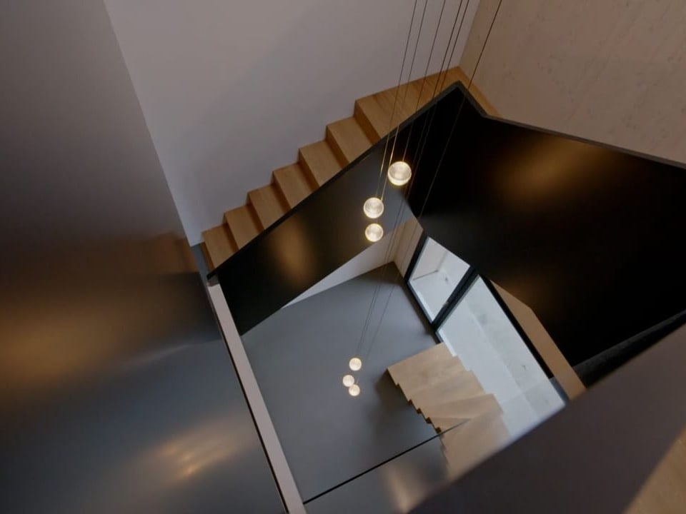 Eine sehr moderne mattschwarze Treppe.