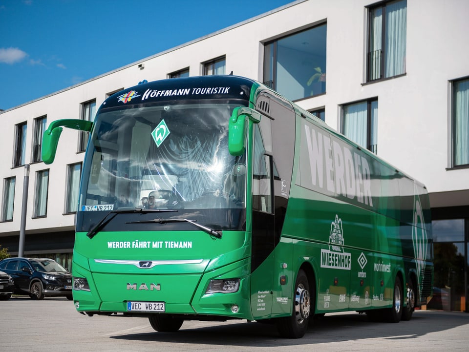 Der Mannschaftsbus von Werder Bremen wurde mit Steinen und Flaschen beworfen.