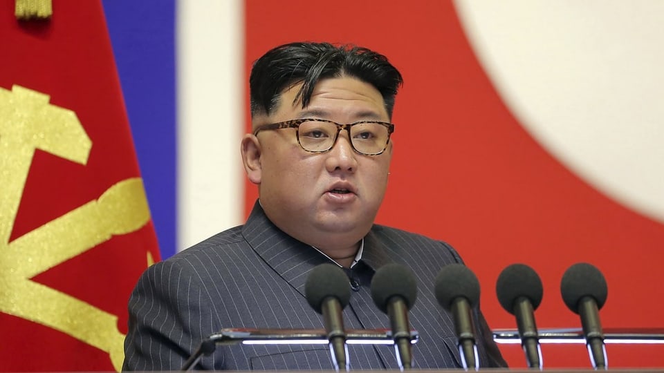Kim Jong-un vor Mikrofonen