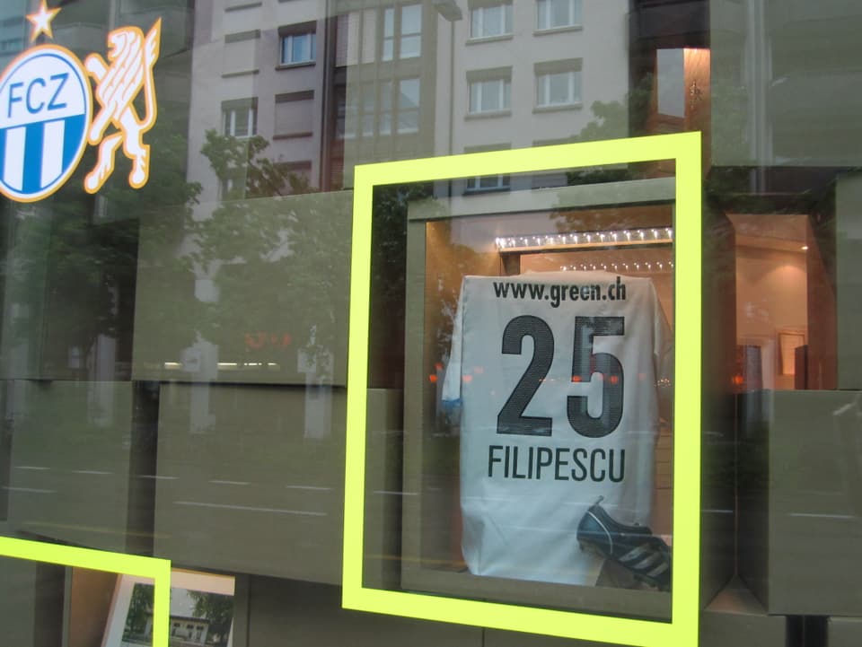 Zehn Jahre danach: Das Shirt von Meisterschütze Filipescu ziert das Schaufenster des FCZ-Museums an der Werdstrasse. 