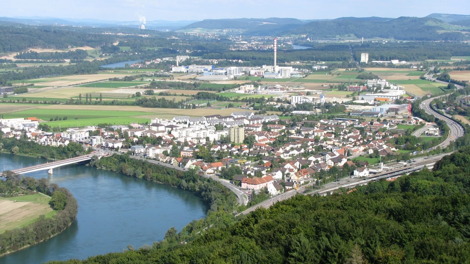 Blick auf die Gemeinde Stein mit der Brücke über den Rhein nach Deutschland. 