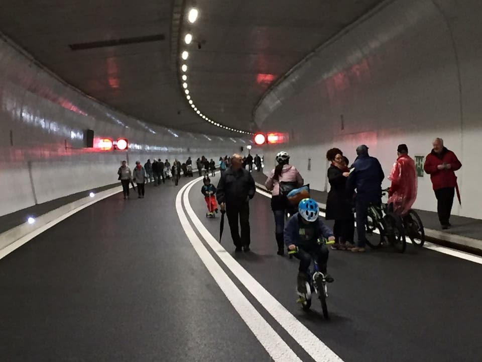 Menschen in Tunnel
