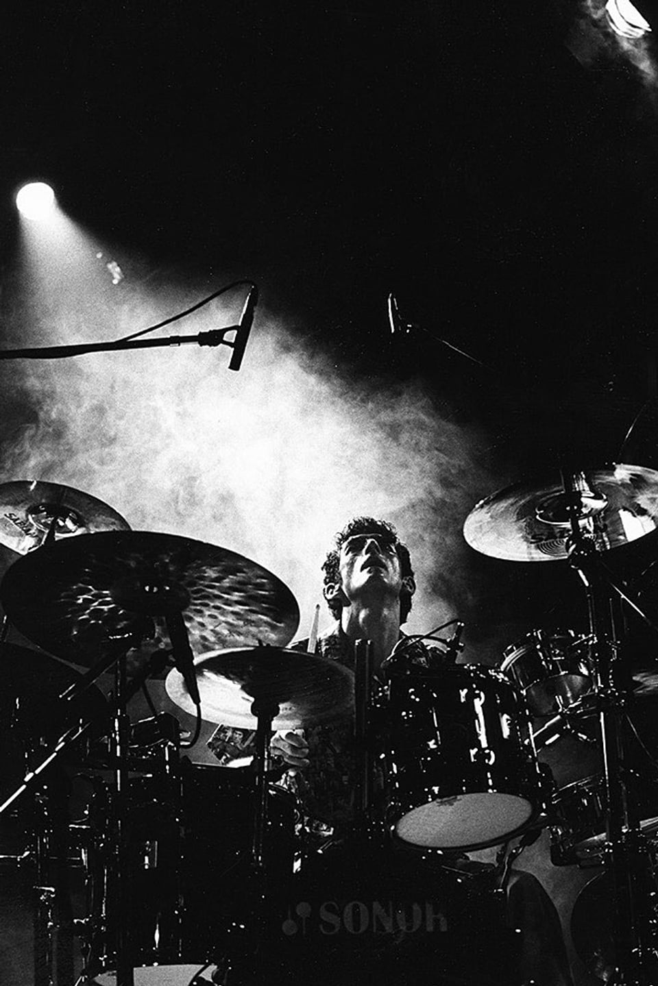 Jojo Mayer an seinem Schlagzeug, umgeben von einem Trockeneis-Nebel.