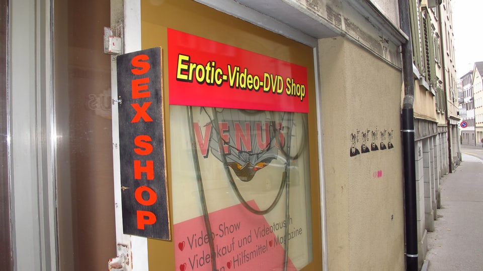 Ein Schild auf dem "Sex-Shop" steht mit einem DVD-Verleih. 