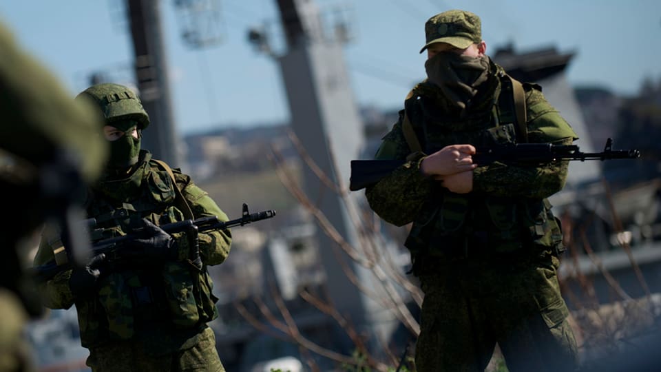 Vermummte russische Soldaten an der ukrainischen Marinebasis in Sewastopol