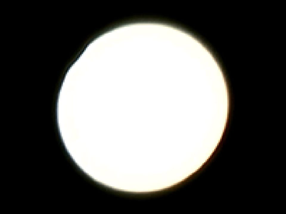 Mondschatten nur noch unwesentlich links auf der Sonne sichtbar
