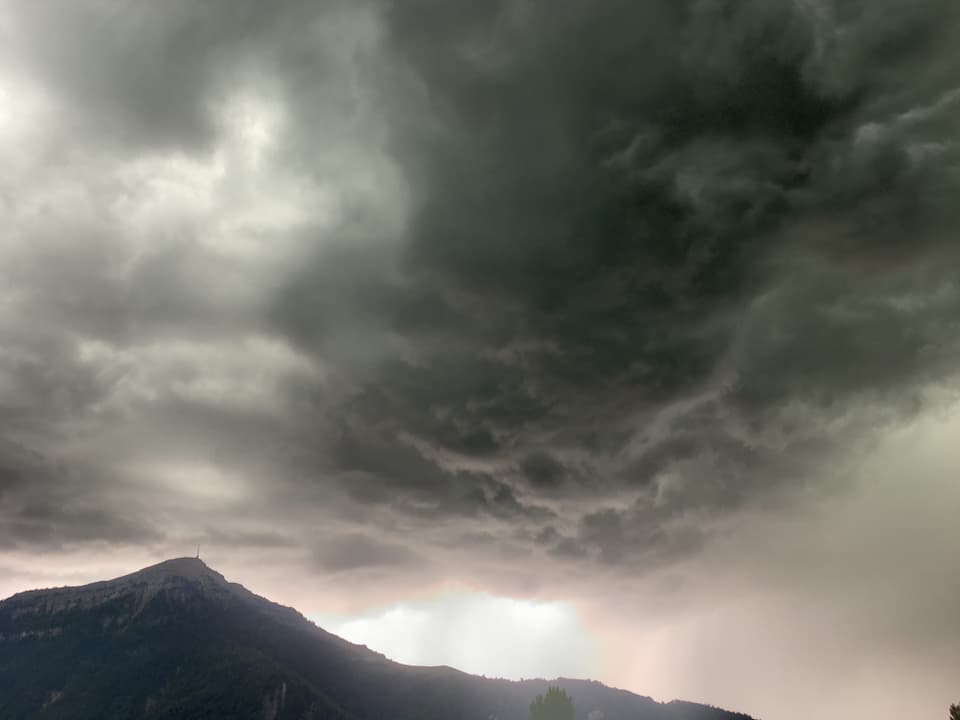 Blick von Walchwil auf die Rigi unter dunklen Wolken