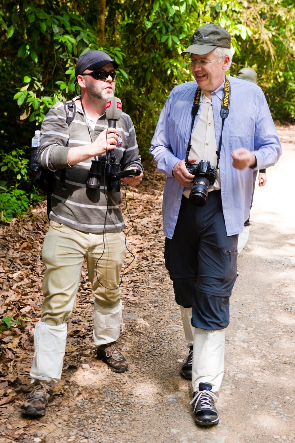 Unser Reporter Peter Fritsche unterwegs mit dem Zoo-Direktor im Urwald.