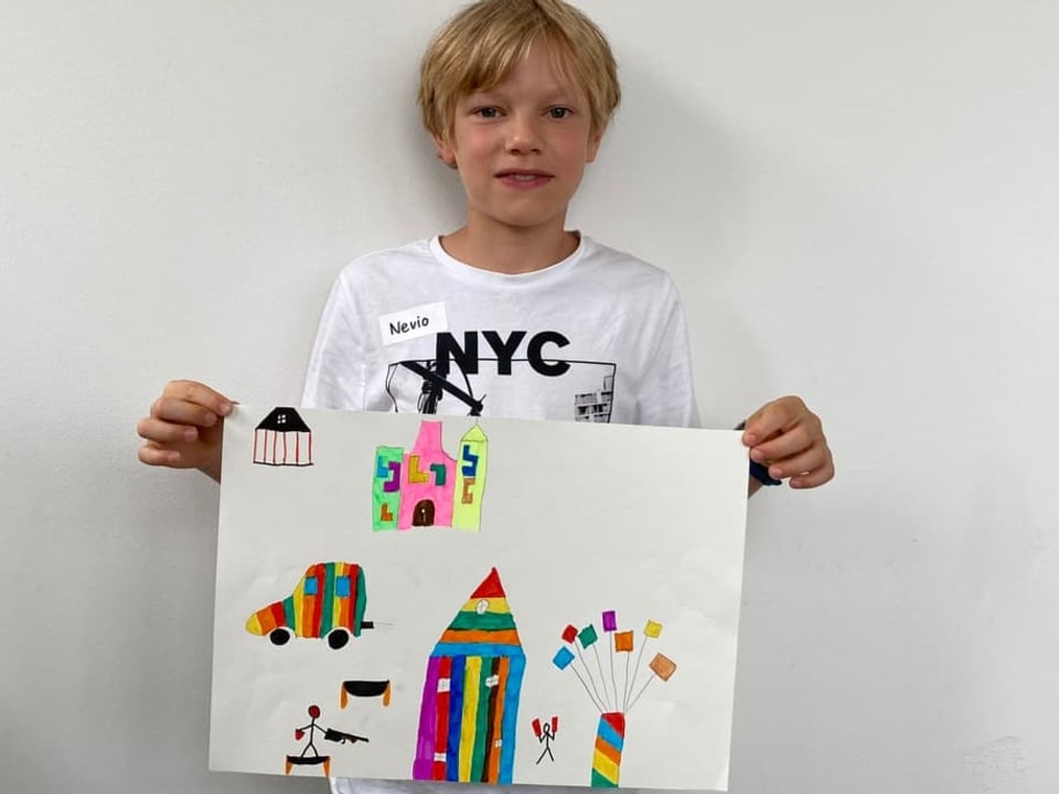 Ein Junge hält eine Zeichnung vor sich mit farbigen Häusern, Autos, Bäumen und Laserschwerter.