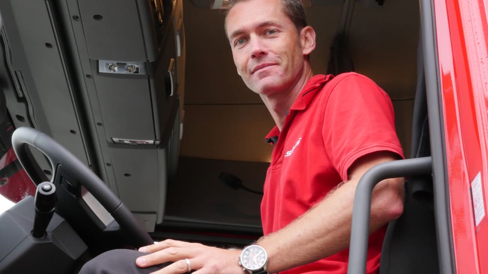 Brummie-Chauffeur Daniel Hüsler sitzt hoch oben in der Kabine seines 40-Tonnen LKWs.