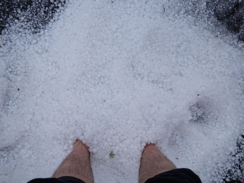 Hagelkörner. Jemand steht drinnen.