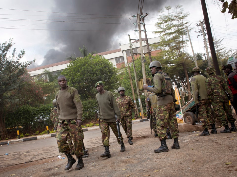 Kenianische Soldaten vor dem Einkaufszentrum