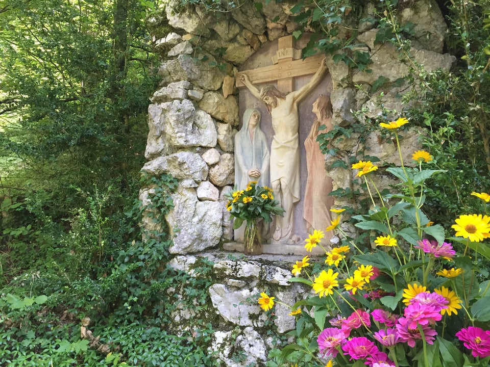 Steinhäuschen mit einem Relief-Bild von Jesus am Kreuz