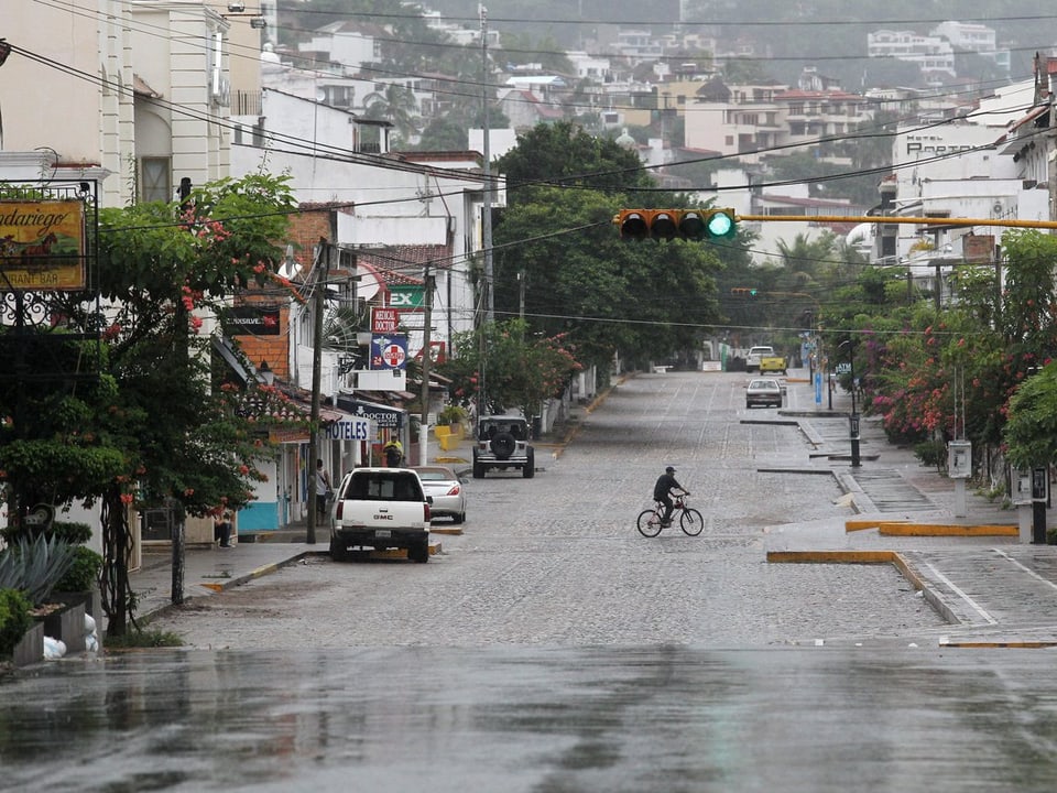 Für den Sturm stehen die Signale auf Grün: Leergefegte Strassen in Puerto Vallarta. 