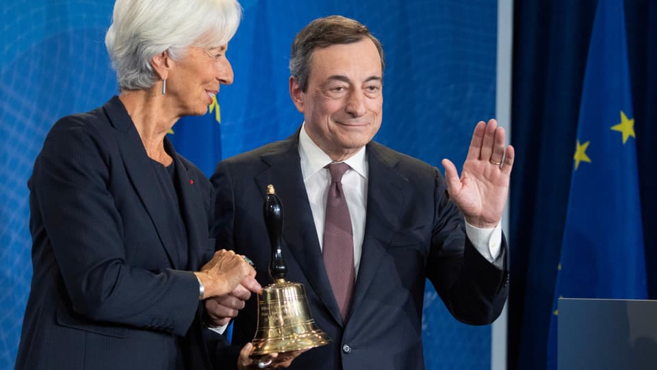 Christine Lagarde, neue Präsidentin der Europäischen Zentralbank, erhält in Frankfurt eine Glocke von ihrem Vorgänger Mario Draghi.