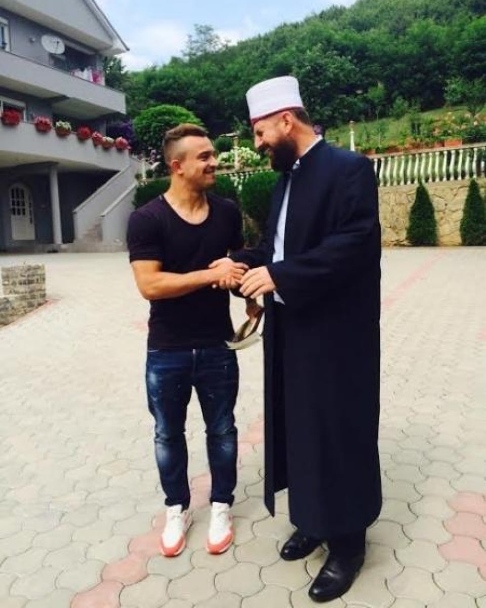 Dieses Bild sorgte für grossen Wirbel. Shefqet Krasniqi, ein Imam aus Pristina, war wegen Terrorverdachts in Haft. Das Foto entstand während Shaqiris Ferien in Kosovo. Gegenüber dem «Blick» erklärte der Fussballer: «Er ist wie jeder andere Fan zu mir gekommen und hat um ein Foto gebeten.»