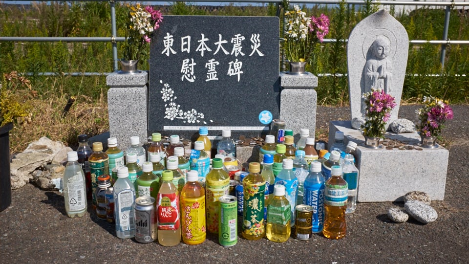 Getränkeflaschen vor einer Buddhastatue