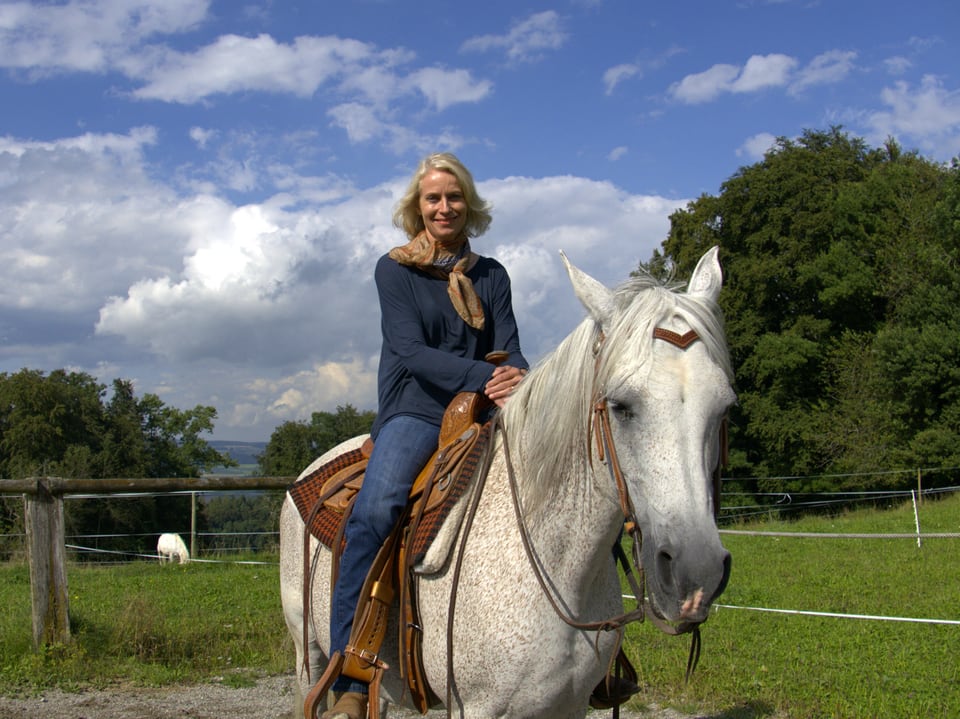 Béatrice auf einem Pferd.