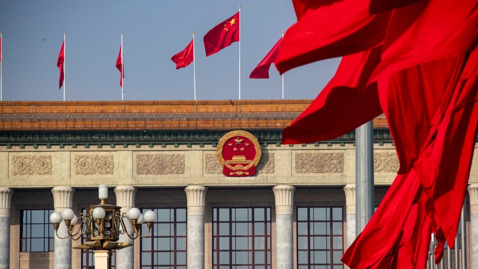 Wehende rote Fahnen vor dem Nationalen Volkskongress Chinas