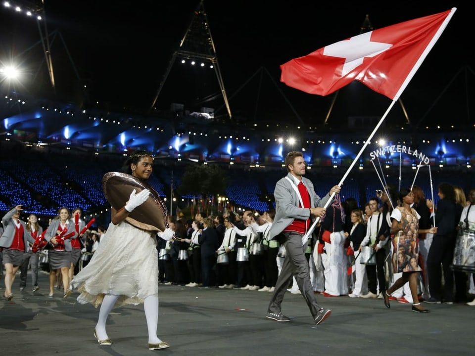 Stan wawrinka läuft 2012 mit der Schweizer Fahne ein.
