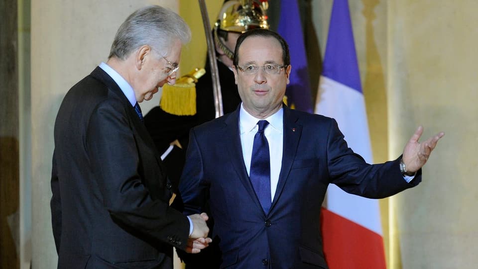 Der italienische Regierungschef Monti schüttelt Frankreichs Präsident Hollande die Hand.