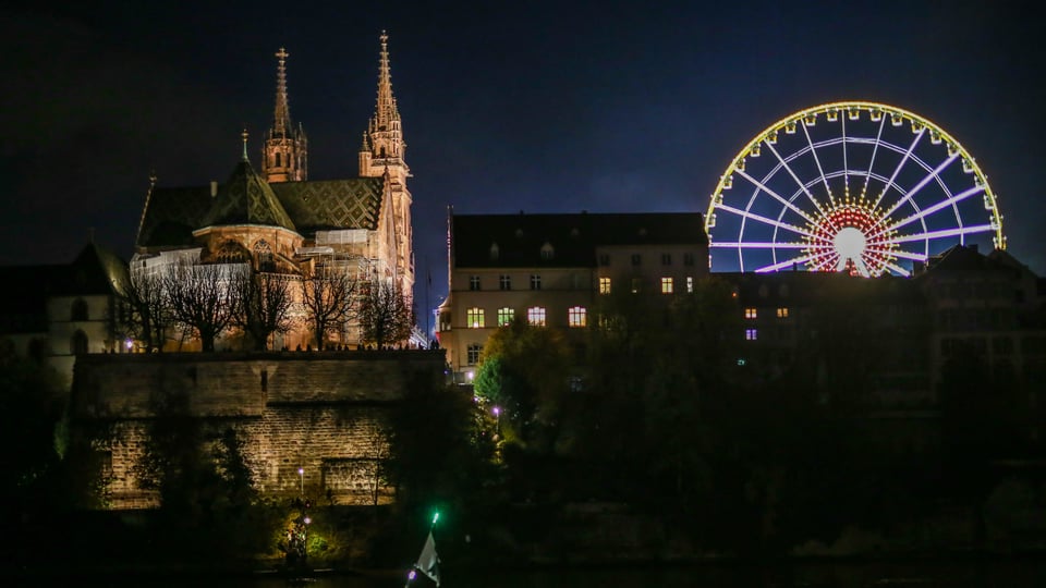 Blick in Basel auf Münster und violett-erleuchtetes Riesenrad.