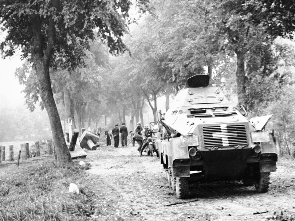 Deutsche Panzer auf dem Weg in ein polnisches Dorf am 6. September 1939. 