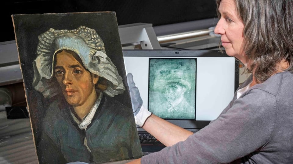 Es zeigt das Bild von Van Gogh und im Hintergrund das Selbstportrait – gezeigt durch einen Laptop. 