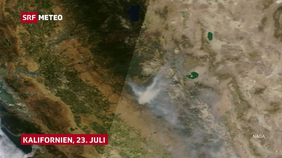 Sateliitenbild von Kalifornien mit sichtbarer Rauchwolke.