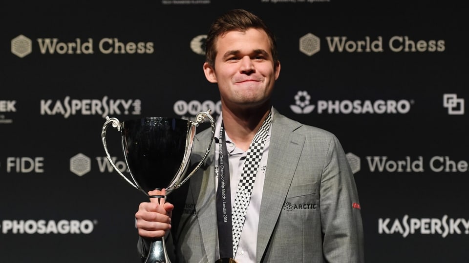Magnus Carlsen mit Trophäe