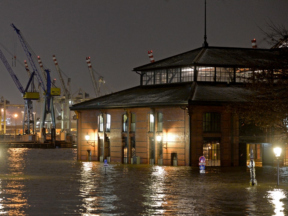Überschwemmungen in Hamburg. Blick auf die «Fischauktionshalle» am Fischmarkt, wo man sich normalerweise im Ausgang trifft. 
