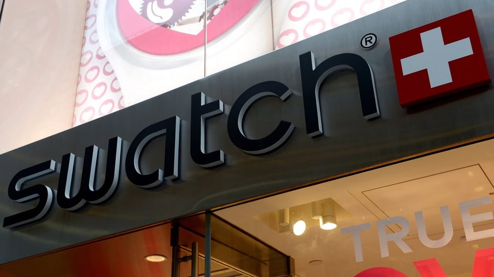 Swatch-Logo über einem Einkaufsladen.
