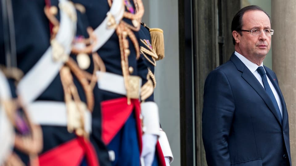 Hollande neben Soldaten der Ehrengarde.