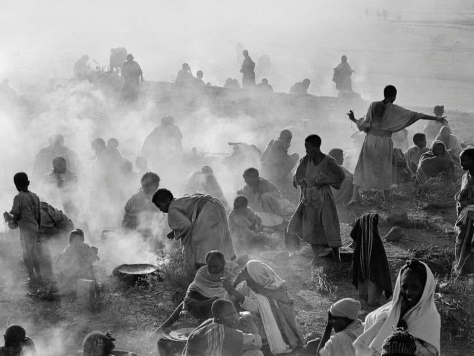 Menschen bei der Essensausgabe in einem Flüchtlingslager.