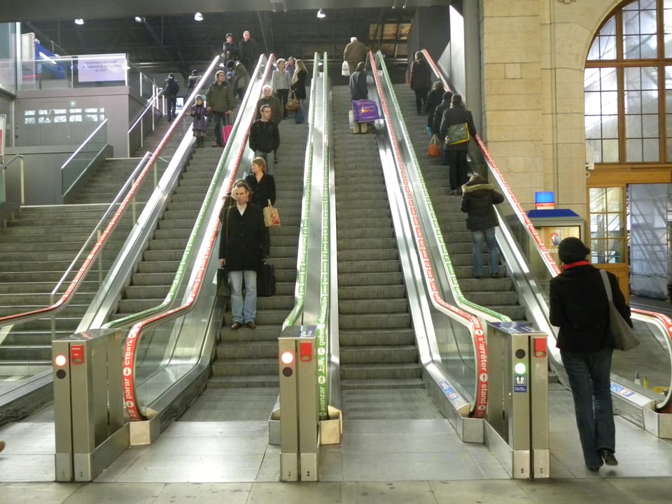 Das Bild zeigt die Rolltreppe am Bahnhof SBB. 