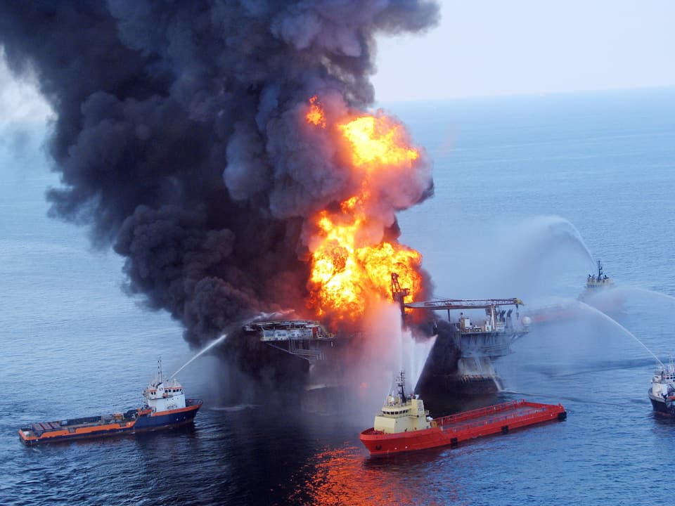 Die Ölplattform «Deepwater Horizon» brennt.