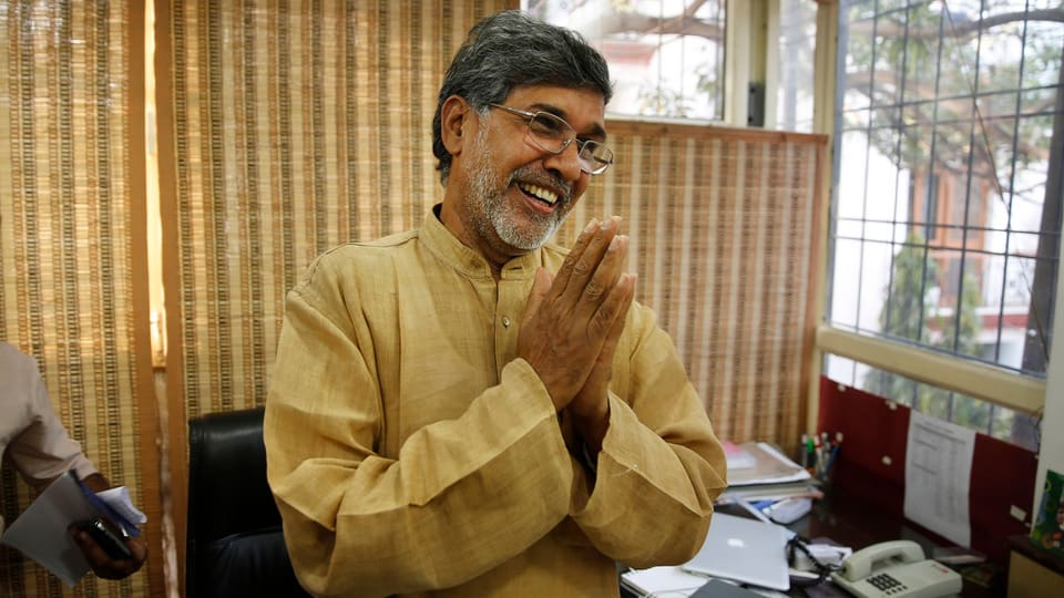 Kailash Satyarthi lächelnd mit gefalteten Händen