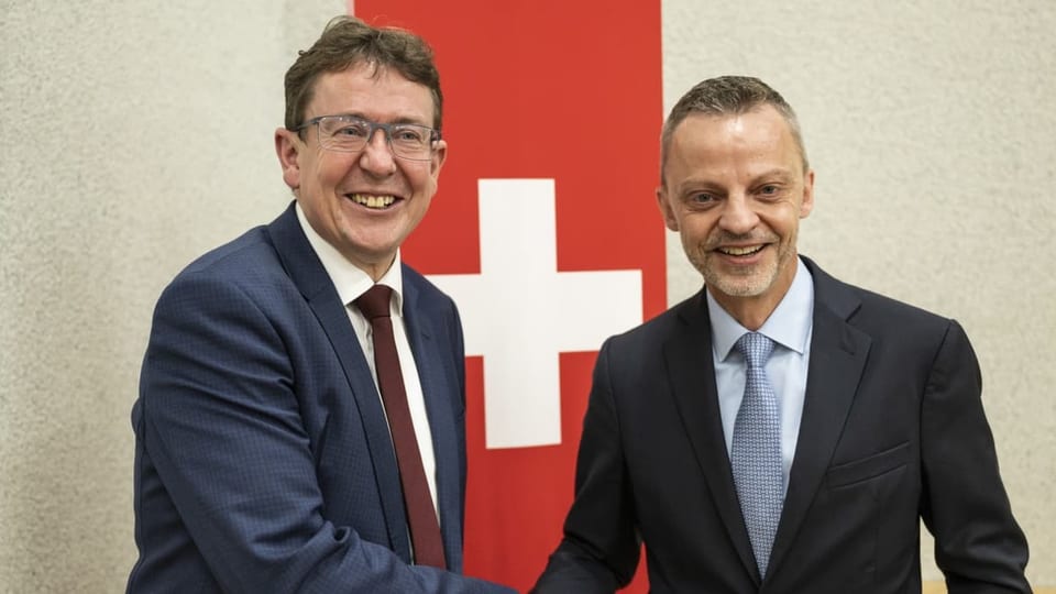 Albert Rösti und Hans-Ueli Vogt beim Handshake für die Kamera