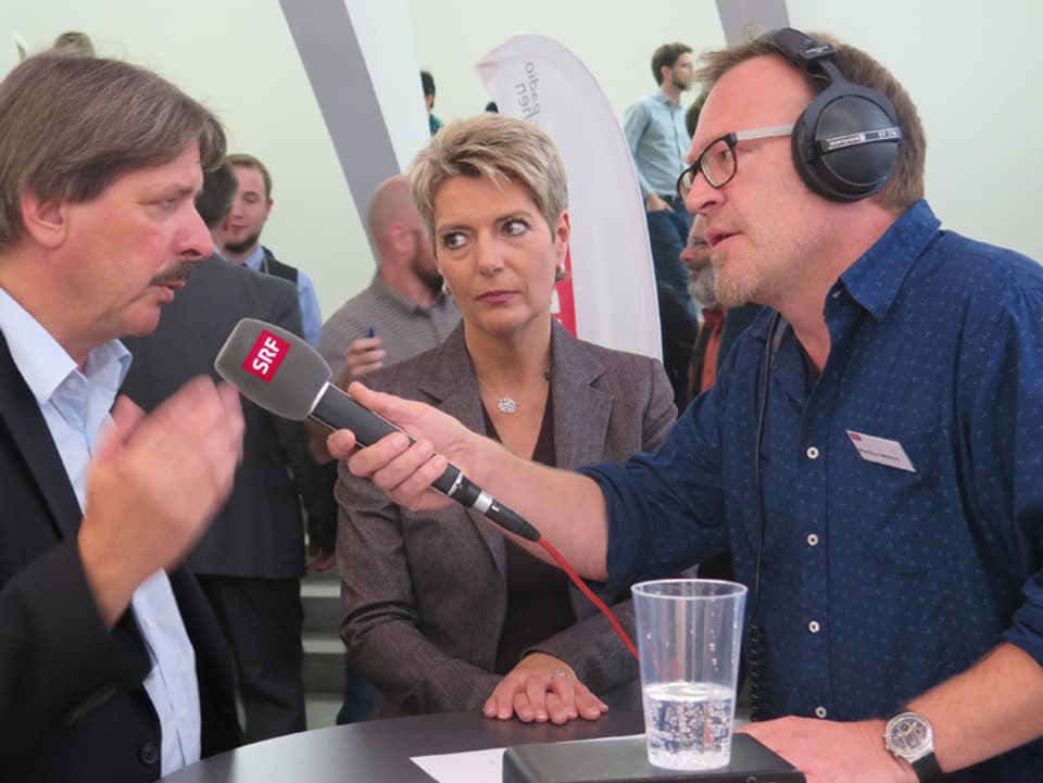 Ein Mann interviewt Karin Keller-Suter und Paul Rechsteiner.