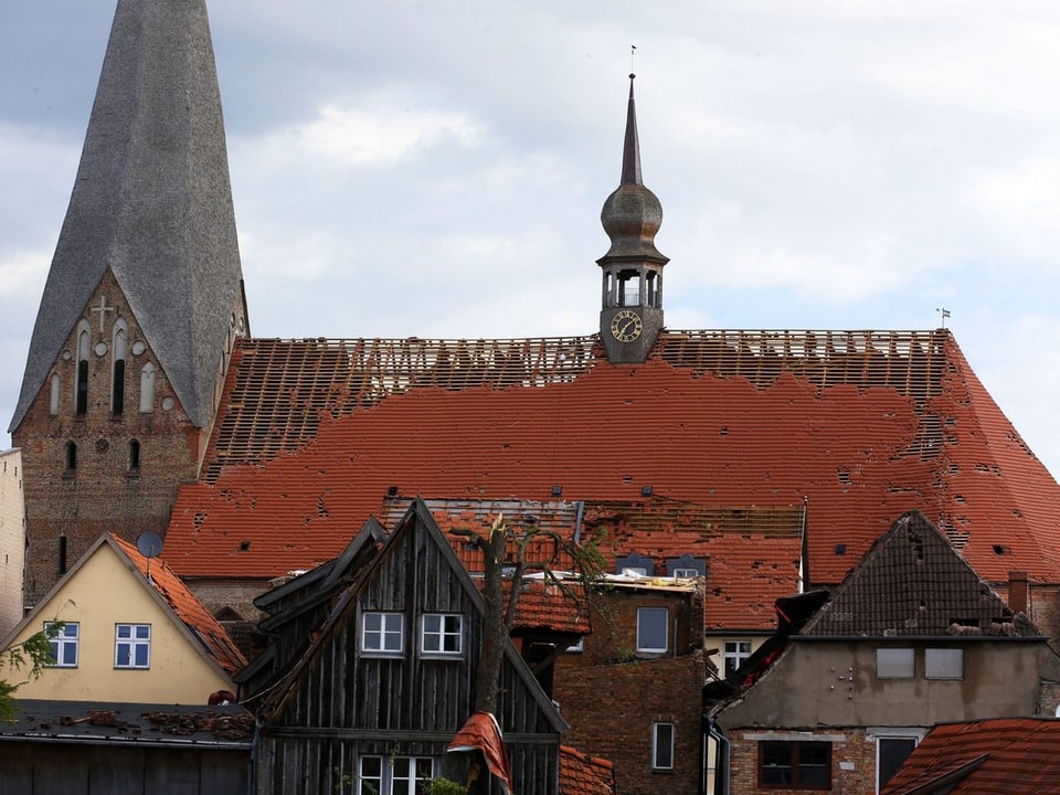 Die teilweise abgedeckte Stiftskirche von Bützow.