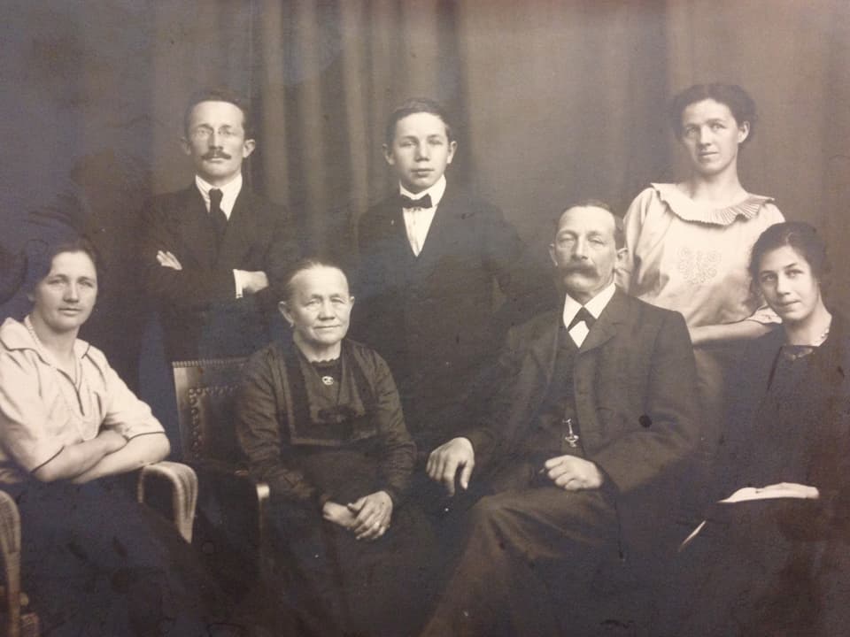 Eine alte Fotografie von einem Ehepaar und seinen fünf Kindern.