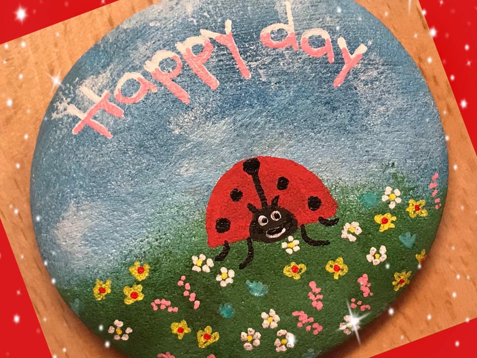 Bemalter Stein auf dem «Happy Day» steht. 