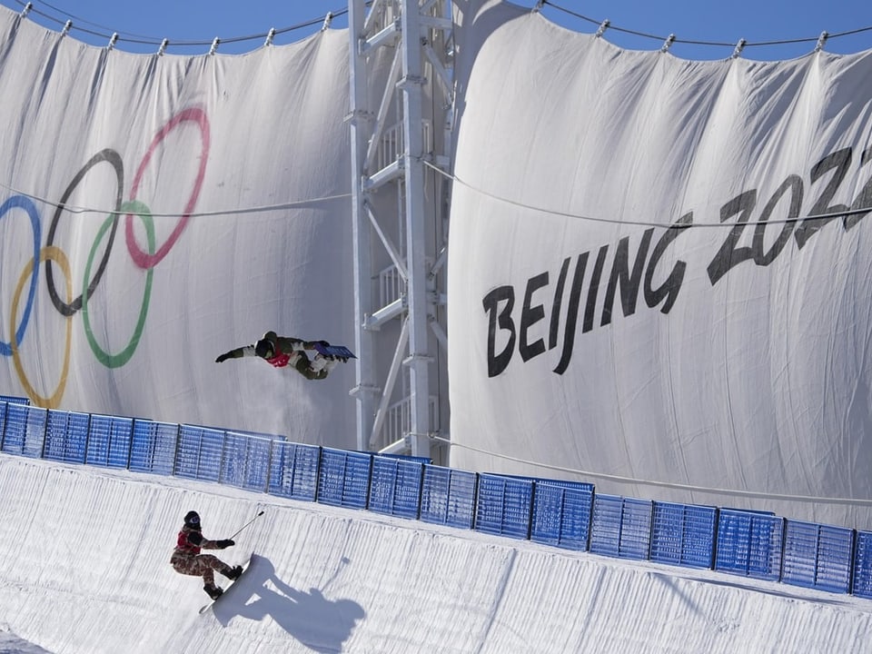 Plakate mit den Olympischen Ringen und der Aufschrift «Beijing».