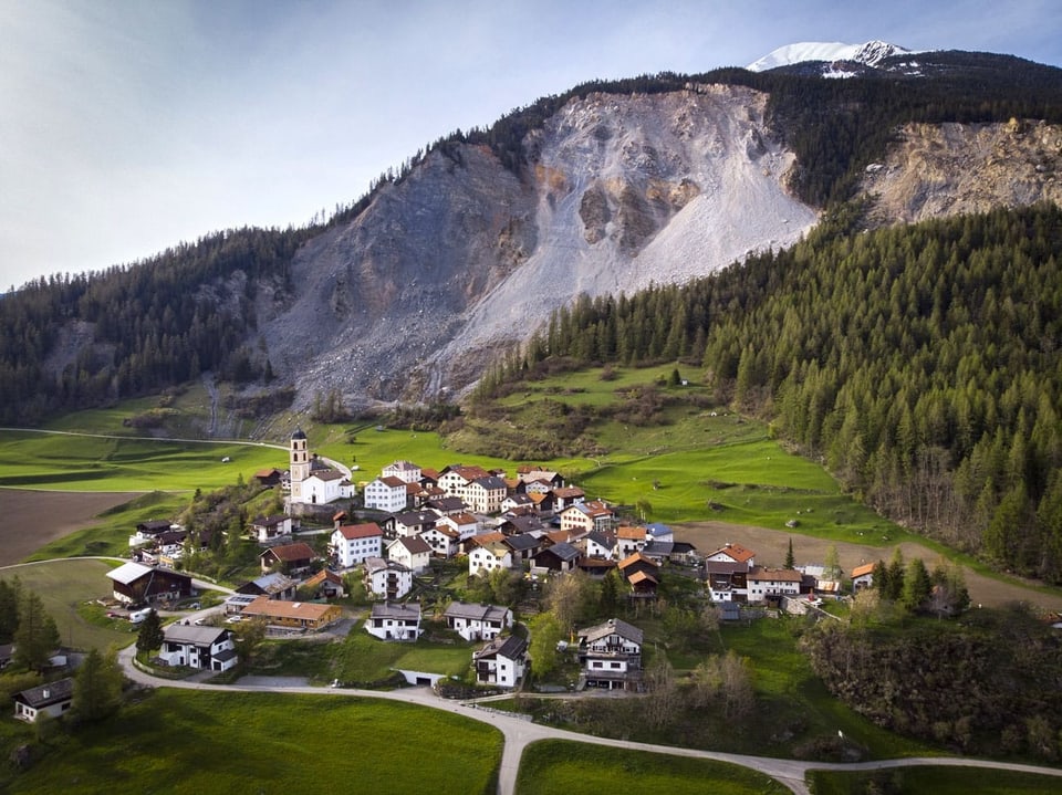 Ein Dorf am Fusse eines Bergs.