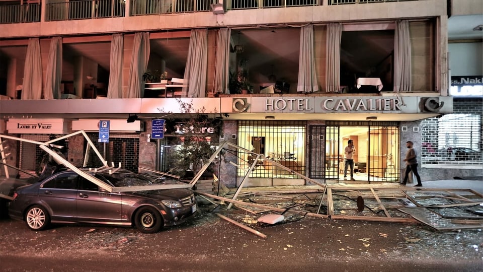 Ein Hotel ohne Fensterscheiben, ein zerdrücktes Auto davor