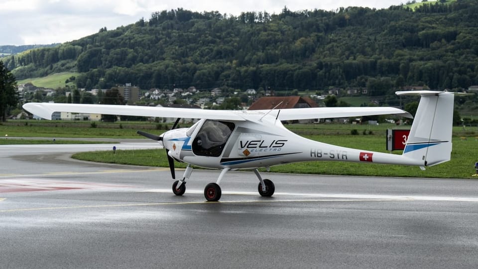 Auf dem Bild ist ein Flugzeug vom Typ Pipistrel Velis zu sehen.