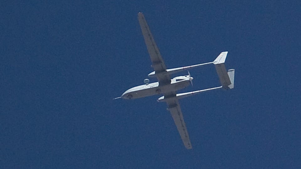 Drohnen-Flugzeug im blauen Himmel